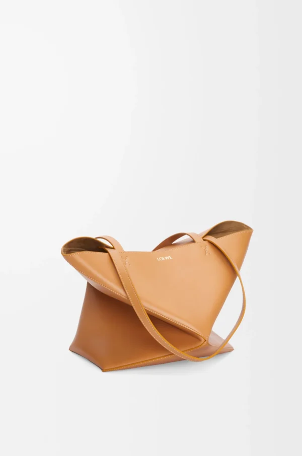 0cca412f43fce6c905b5ed6e5cd1b073-scaled-1.webp Medium Puzzle Fold tote in shiny calfskin
