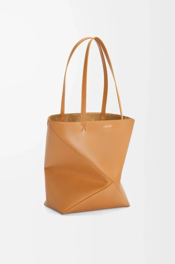 17505bc984eb3767fe55fb7b85ea8cf0-scaled-1.webp Medium Puzzle Fold tote in shiny calfskin