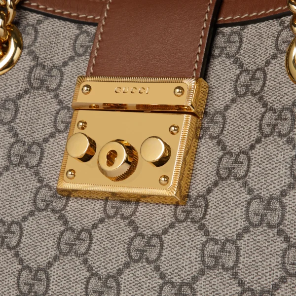 32928b0cb9935b84c1d695e12b03e651.webp SAC À ÉPAULE PADLOCK PETITE TAILLE