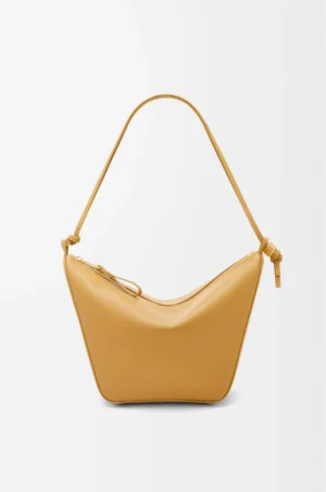 8b3cfea2a59dccab29e2e8d3f3face08-scaled-1.webp Mini Hammock hobo in classic calfskin
