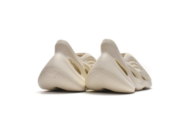 adidas_yeezy_foam_runner_sand_fy4567_1834F61A94B1F.jpg adidas Yeezy Foam Runner Sand FY4567