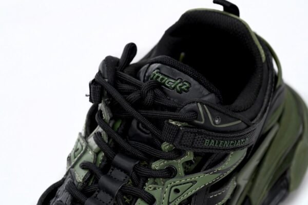copy_of_balenciaga_track_2_sneaker_chameleon_568615_w2ma1_5610_1898362CBFD12.jpg Balenciaga Track 2 Sneaker Military Black 568614 W3AE1 2311