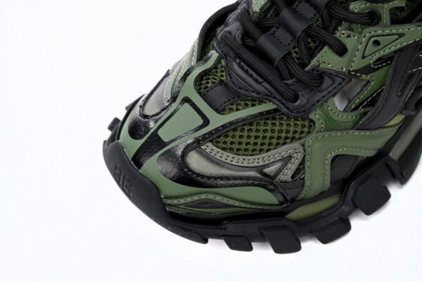 copy_of_balenciaga_track_2_sneaker_chameleon_568615_w2ma1_5610_1898362CC6B16.jpg Balenciaga Track 2 Sneaker Military Black 568614 W3AE1 2311