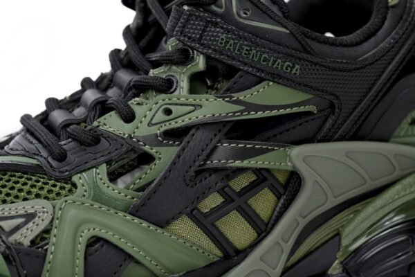 copy_of_balenciaga_track_2_sneaker_chameleon_568615_w2ma1_5610_1898362DC1A10.jpg Balenciaga Track 2 Sneaker Military Black 568614 W3AE1 2311