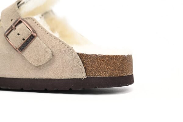 copy_of_birkenstock_london_shearling_kith_faded_beige_e14d010n6l_19918DCE13714-scaled-1.jpg Birkenstock Boston Shearling Coin Suede Beige E14T002N6L