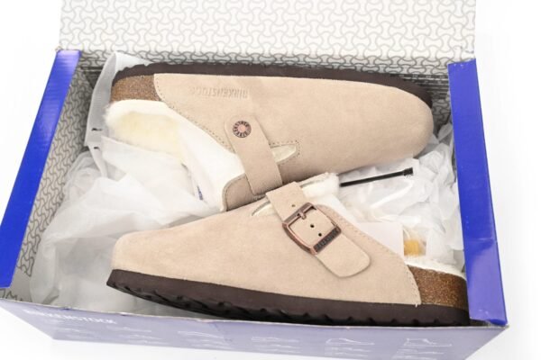 copy_of_birkenstock_london_shearling_kith_faded_beige_e14d010n6l_19918DD256114-scaled-1.jpg Birkenstock Boston Shearling Coin Suede Beige E14T002N6L