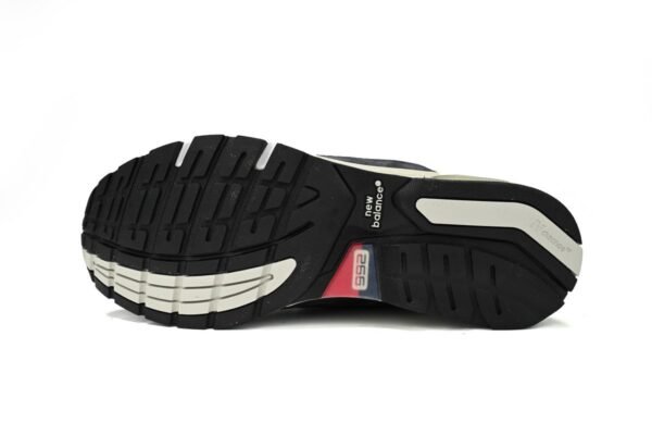 copy_of_new_balance_992_grey_m992gr_19B9CB815ED19.jpg New Balance 992 White, black, and gray M992GG