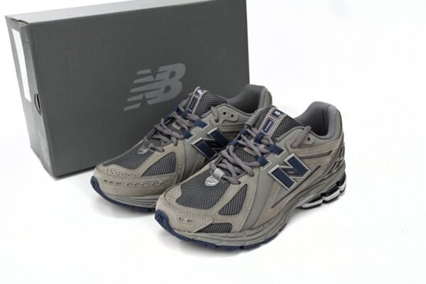copy_of_new_balance_greyish_red_m1906rr_186C49CC2F618.jpg NEW BALANCE Grey M1906RB