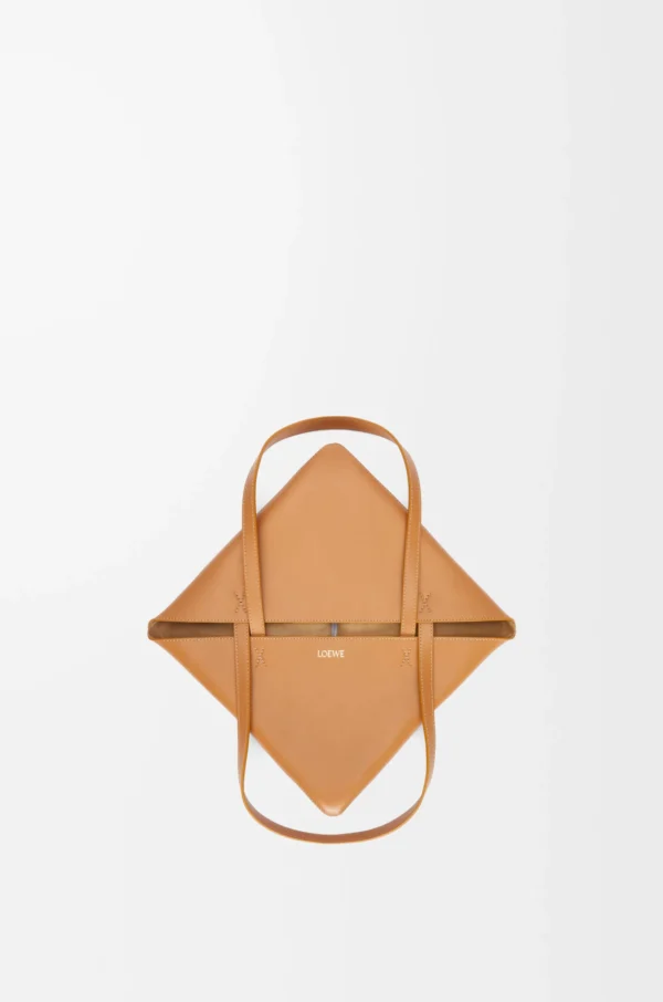 f03a0b30c5ee4235285c741f2df73b35-scaled-1.webp Medium Puzzle Fold tote in shiny calfskin