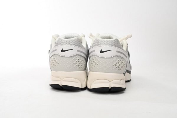 nikeair_zoom_vomero_5_silver_fd0884_025_196C99742B816.jpg Nike Air Zoom Vomero 5 Silver FD0884-025