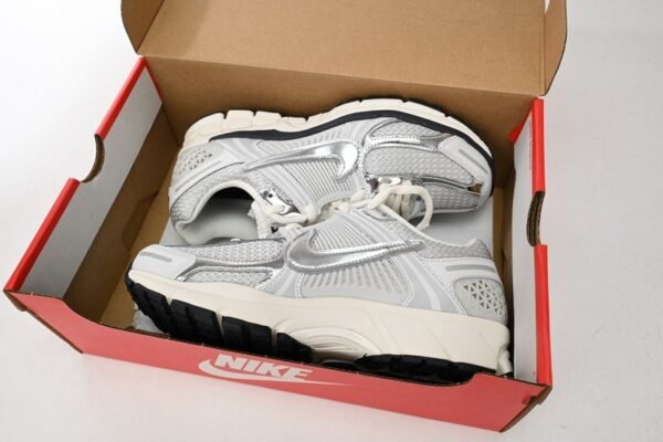 nikeair_zoom_vomero_5_silver_fd0884_025_196C99743991F.jpg Nike Air Zoom Vomero 5 Silver FD0884-025