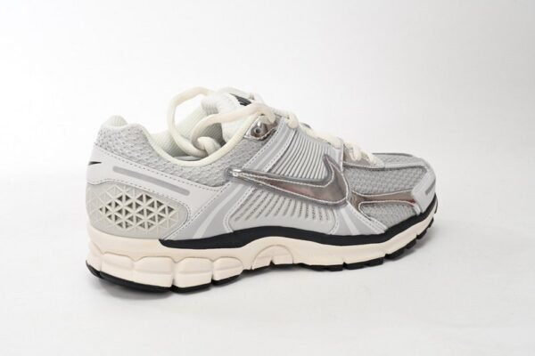 nikeair_zoom_vomero_5_silver_fd0884_025_196C9974C1011.jpg Nike Air Zoom Vomero 5 Silver FD0884-025