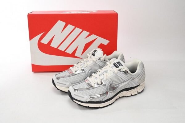 nikeair_zoom_vomero_5_silver_fd0884_025_196C997565C14.jpg Nike Air Zoom Vomero 5 Silver FD0884-025